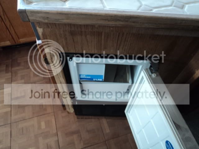 http://i360.photobucket.com/albums/oo43/LHA_3Rusty/Icemakerunit-67MC-5A6909.jpg